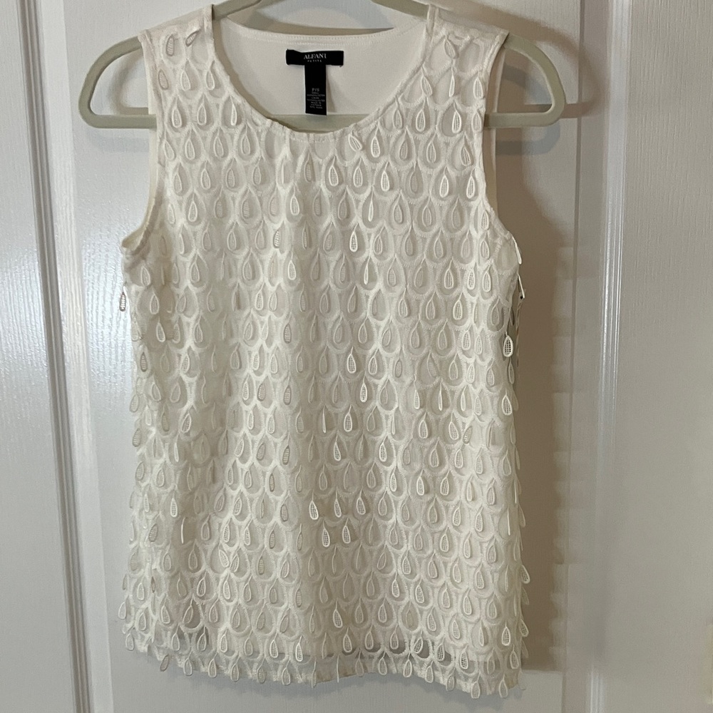 New with tags 3-D embroidery ivory top petite small